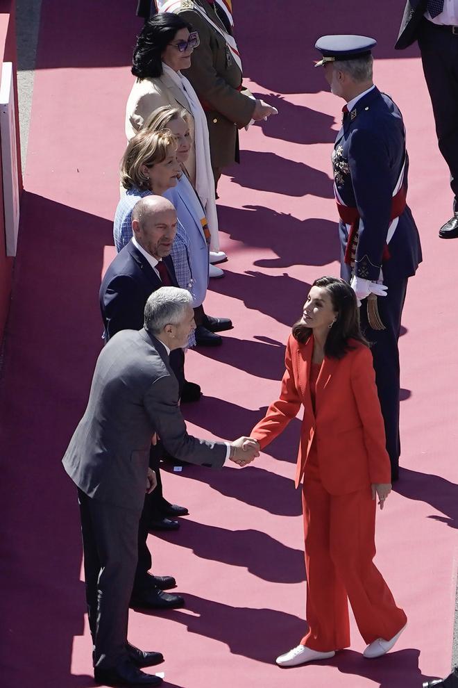 Los Reyes Felipe y Lezia presiden el desfile del Día de las Fuerzas Armadas ante miles de ovetenses