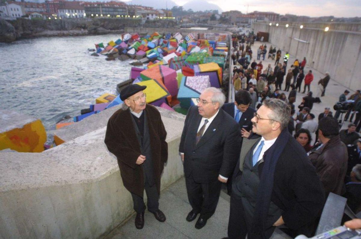 Por la izquierda, Agustín Ibarrola, Vicente Álvarez Areces y Antonio Trevín, con los Cubos de la Memoria al fondo. | IRMA COLLÍN