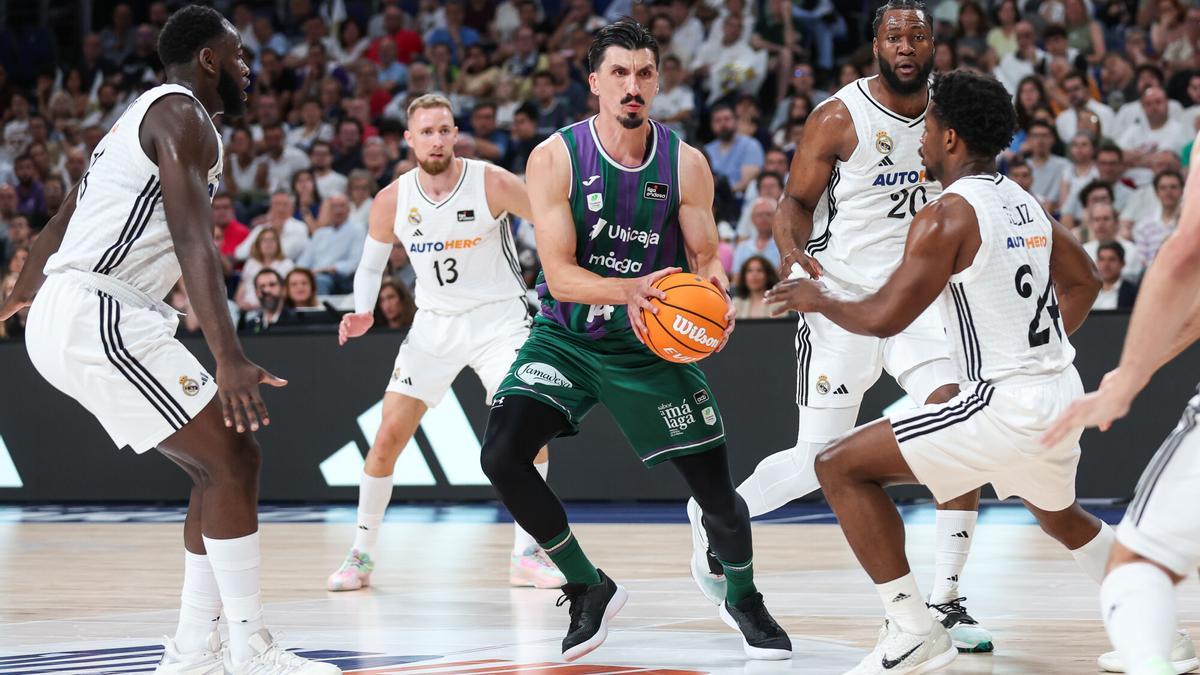 Nihad Djedovic, que el martes volvió a los entrenamientos, en un anterior duelo contra el Real Madrid.