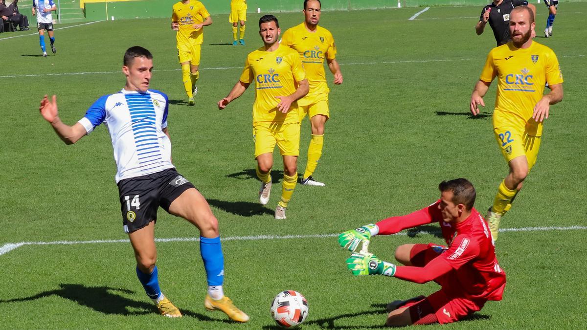 El mediapunta del Hércules David Sánchez intenta llegar a una disputa con el portero del Orihuela Leandro el pasado domingo en Los Arcos.