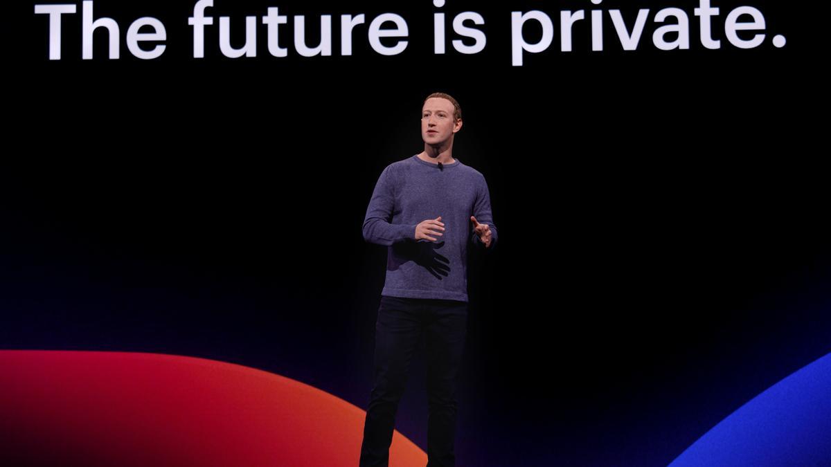 El director ejecutivo de Meta, Mark Zuckerberg, presenta Llama 2, su modelo abierto de IA