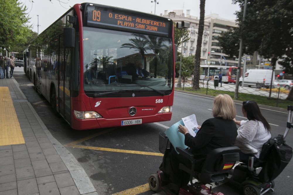 Las mujeres, que tienen problemas de movilidad, se han puesto frente al autobús durante casi una hora en la parada de Óscar Esplá