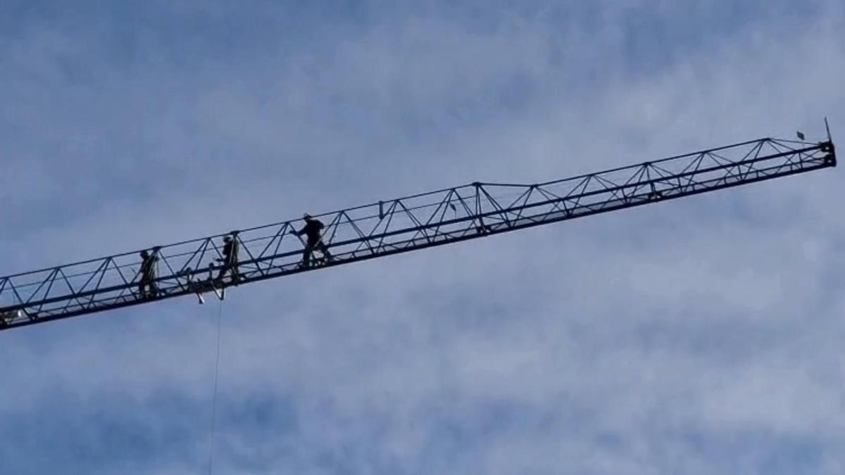 Comença la retirada d’una de les tres grues instal·lades a l’entorn de la Fàbrica Nova de Manresa
