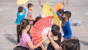 Un grupo de niños juega en el patio de la escuela, este octubre.