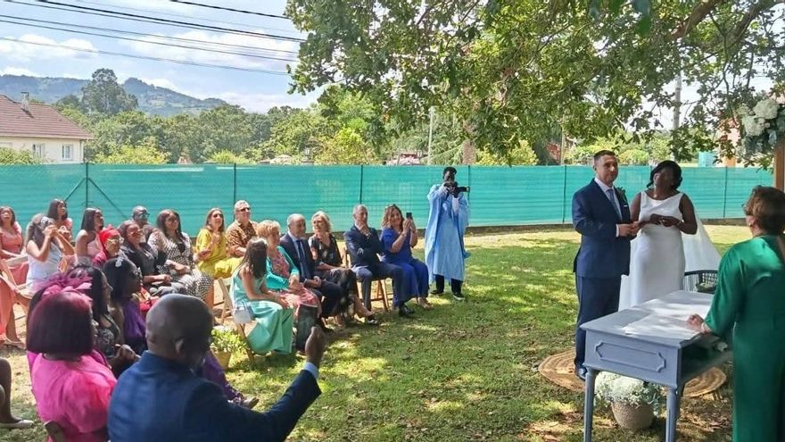 Boda del teniente de alcalde de Siero, Javier Rodríguez Morán, con Inés Mba Elomba