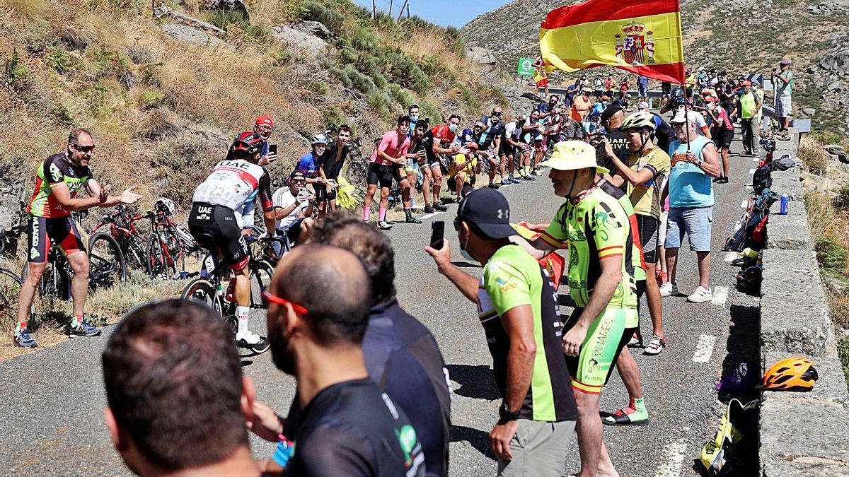 Rafa Majka ascends to El Barraco with a large audience cheering on the gutters. | MANUEL BRUQUE / EFE Rafa Majka ascends to El Barraco with a large audience cheering on the gutters. | MANUEL BRUQUE / EFE