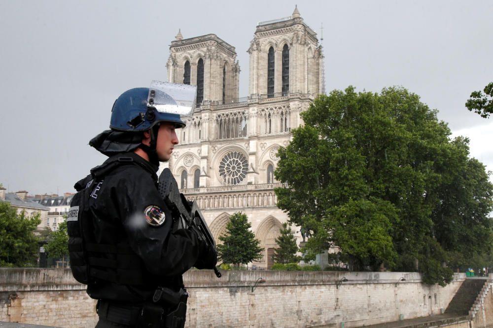 Ataque a un policía en Notre Dame