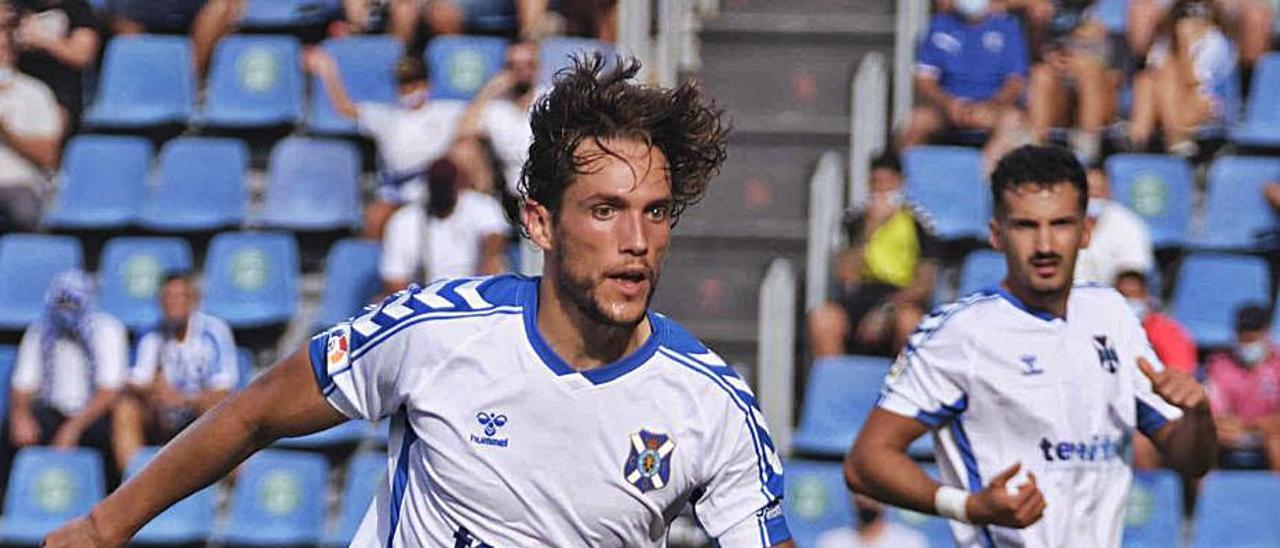 Álex Corredera conduce el balón durante el partido del sábado.