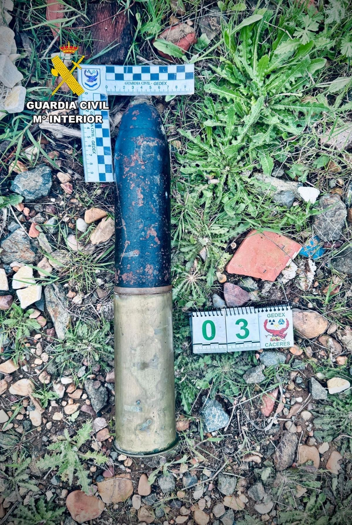 El proyectil de la Guerra Civil hallado en un paraje de Calamonte.