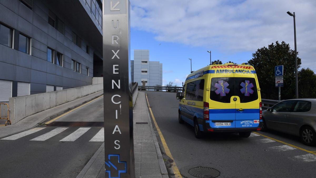 Una ambulancia accede al Hospital de A Coruña.