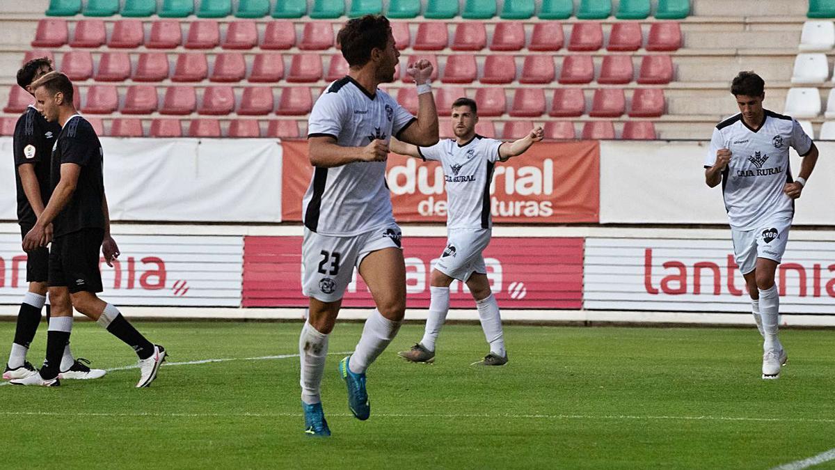Losada celebra su primer gol con el Zamora CF.