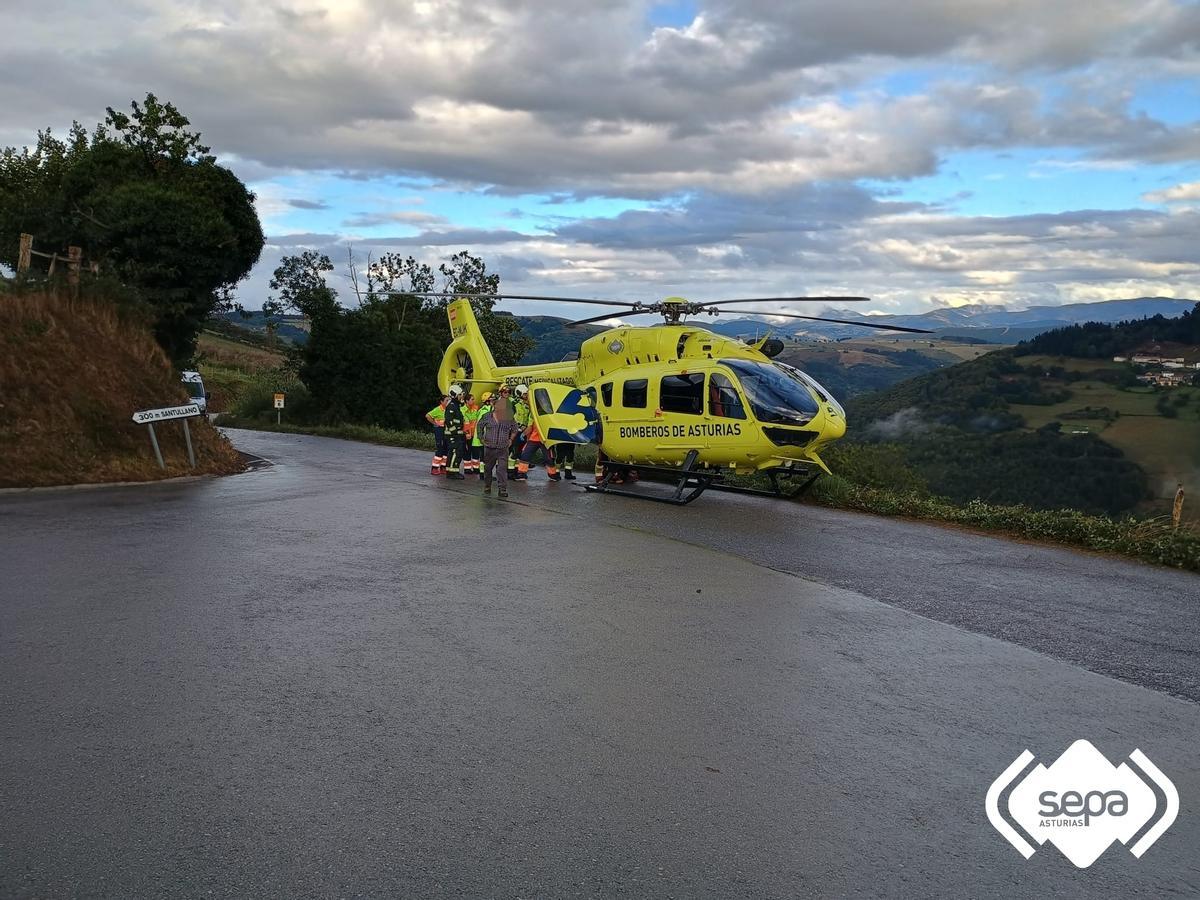 El helicóptero de rescate a un punto de despegar.