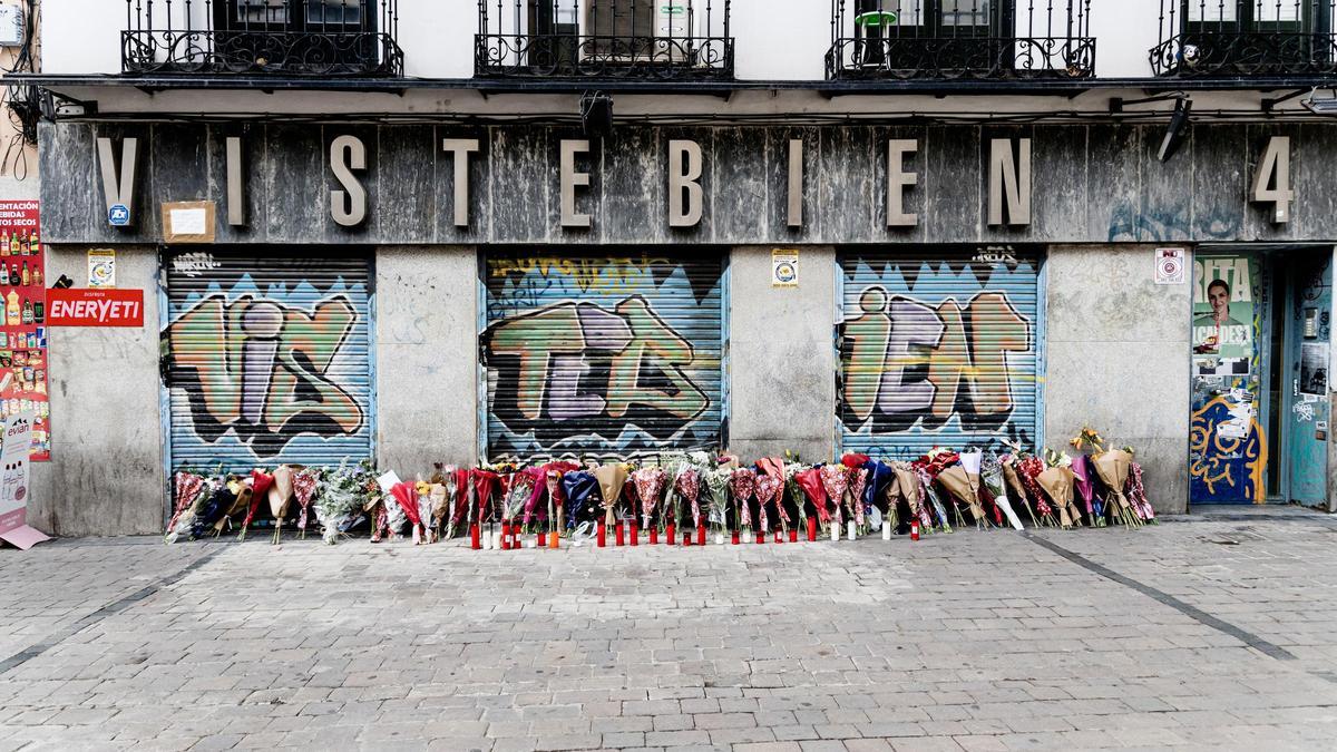 Ramos de flores y velas en la tienda de uniformes de trabajo ‘Vistebien’, donde se produjo el asesinato de Conchi.