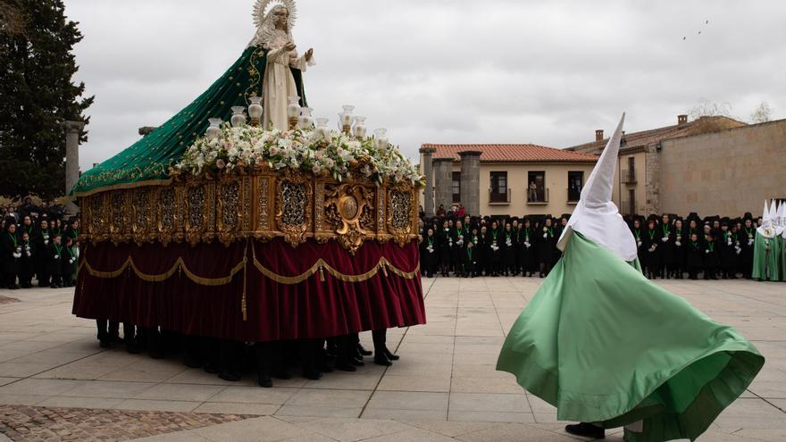 GALERÍA | El acto de la Virgen de la Esperanza tras la suspensión de la procesión, en imágenes