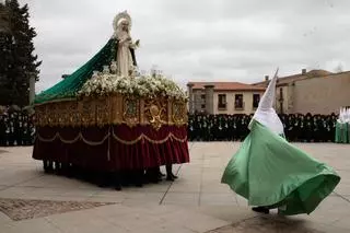 GALERÍA | El acto de la Virgen de la Esperanza tras la suspensión de la procesión, en imágenes