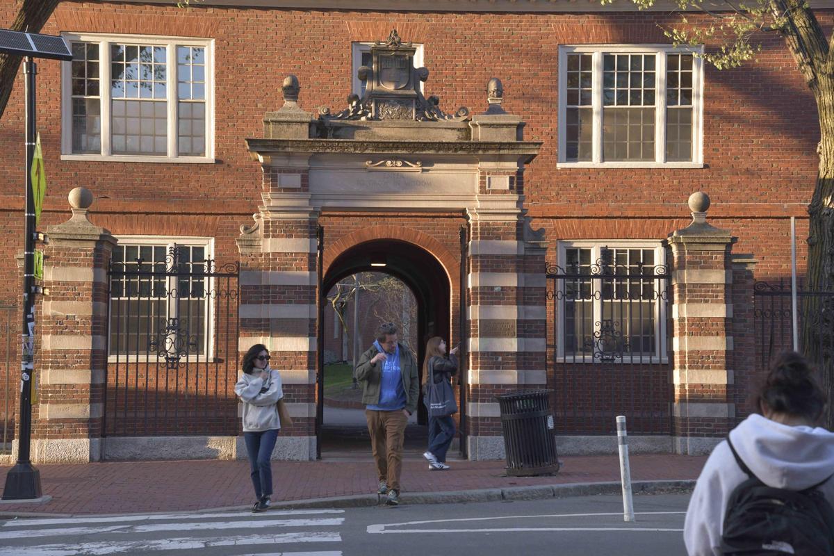 Pànic entre els estudiants espanyols de Harvard després del veto de Trump: "Tinc molta por de creuar la frontera" Pànic entre els estudiants espanyols de Harvard després del veto de Trump: "Tinc molta por de creuar la frontera"