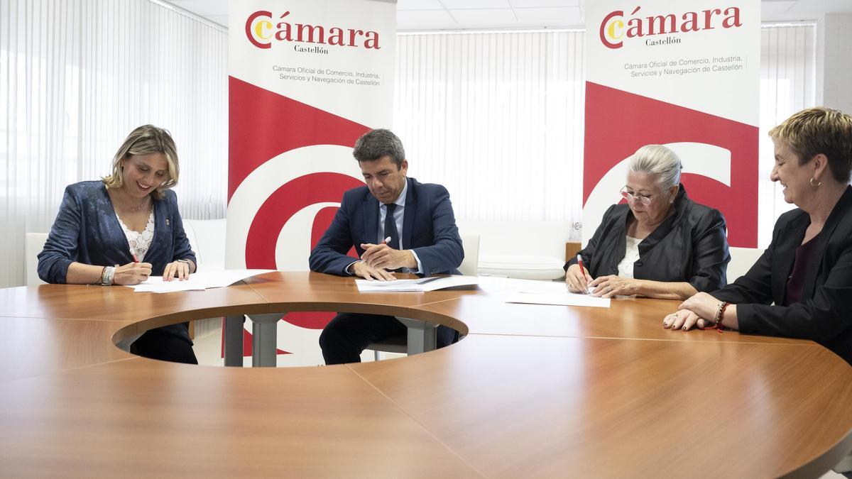Firma del convenio, hoy, en la Cámara de Comercio de Castellón.