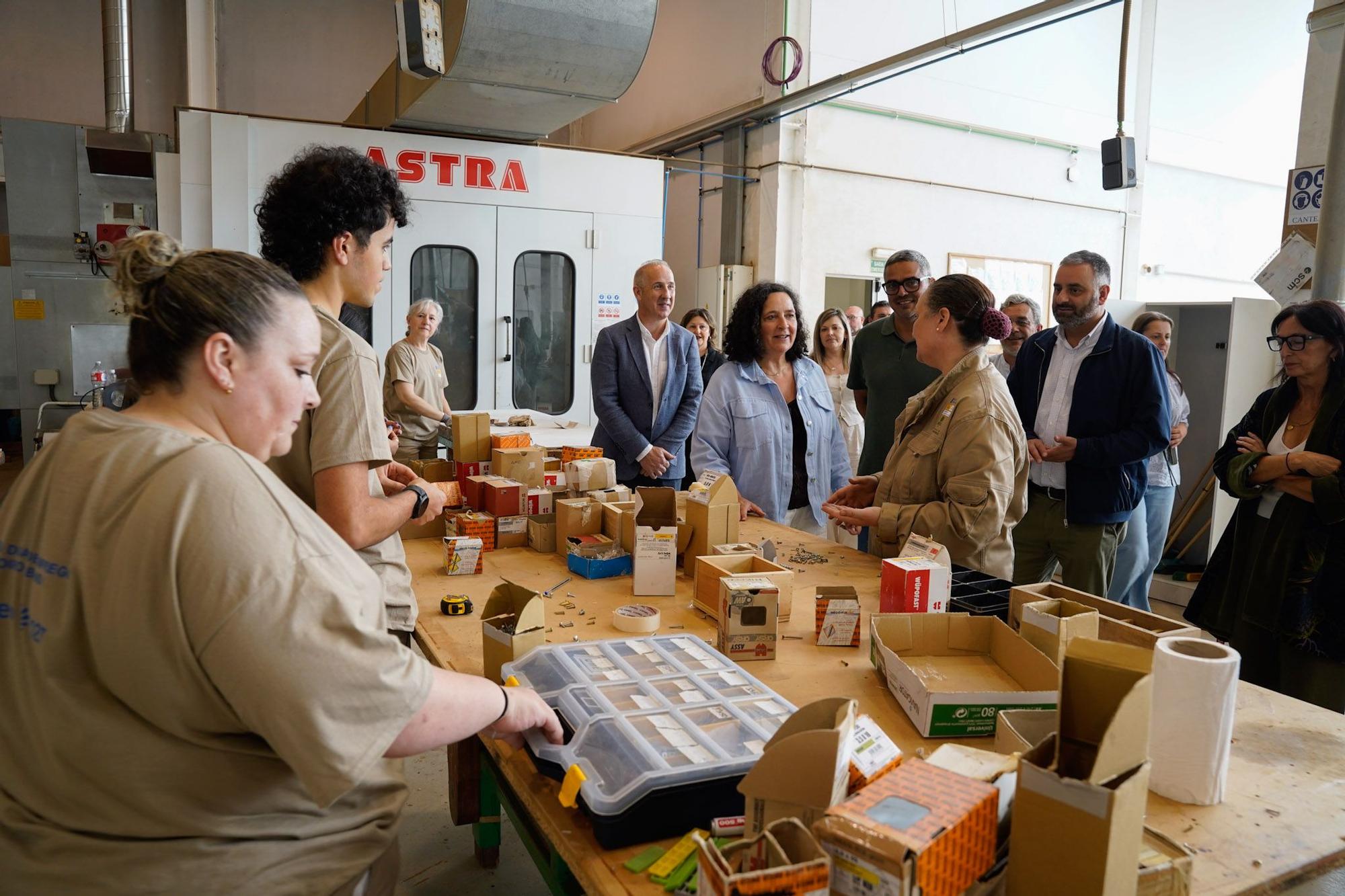 A delegada e os alcaldes co alumnado de instalacións de madeira.