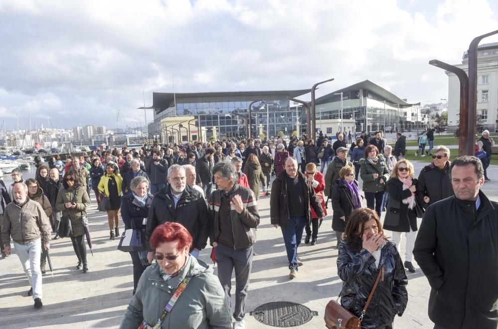 Marea Atlántica organizó la movilización que contó con la asistencia de unas 300 personas para recordar los hitos del "urbanismo depredador" y detener la privatización de la zona portuaria.