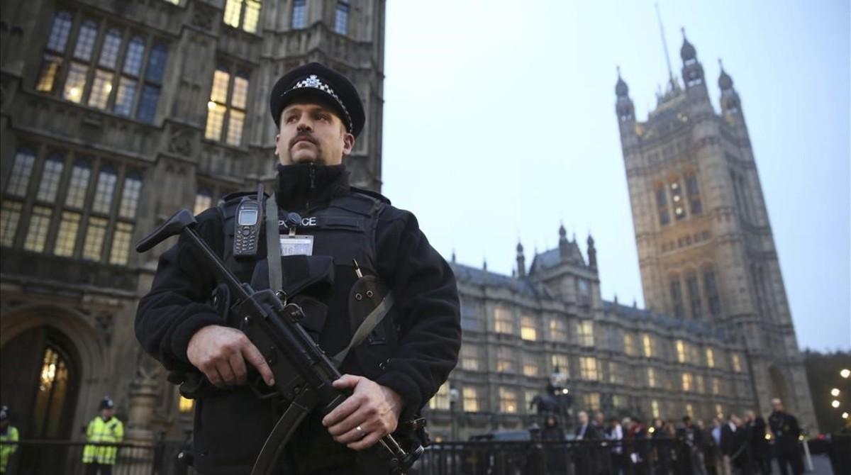 fcasals27968691 an armed police officer stands outside the houses of parliam161009130555