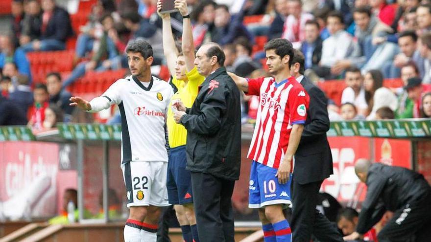 Pau Cendrós, a la izquierda de la imagen, en un partido del Mallorca ante el Sporting.