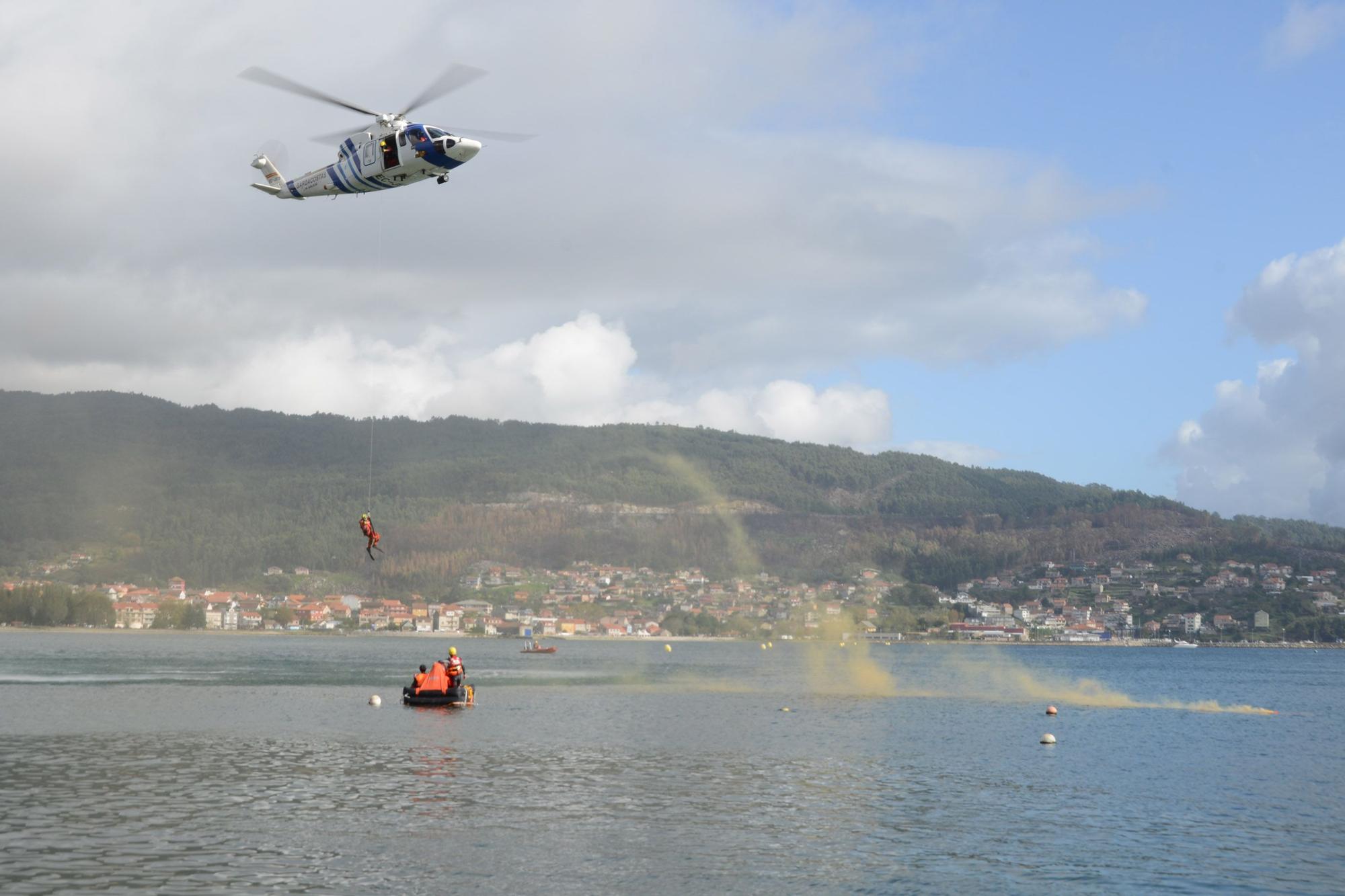 Escenas del simulacro de rescate frente a Moaña.