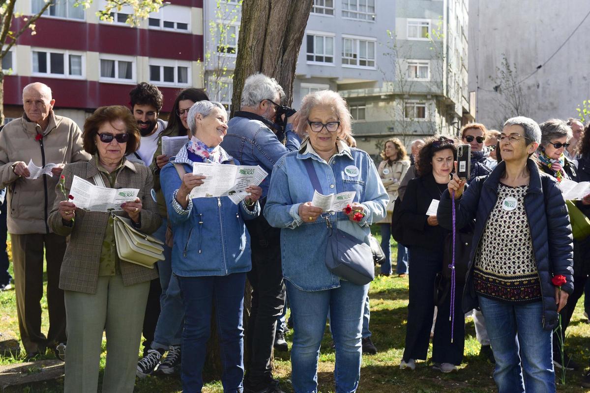 La manifestación, con un centenar de asistentes, contó con música y claveles conmemorando la revolución del 25 de abril en Portugal