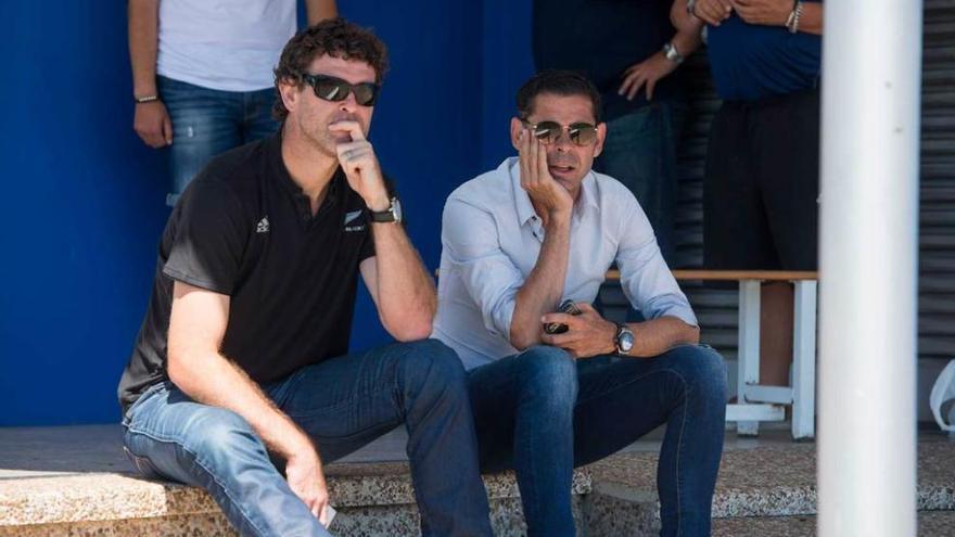 A la derecha, Fernando Hierro, ayer, en El Requexón, junto al entrenador de porteros, Xavi Valero.
