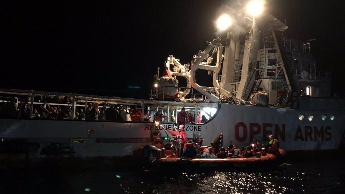 El barco de la ONG Open Arms rescata a unos inmigrantes en el Mediterráneo.