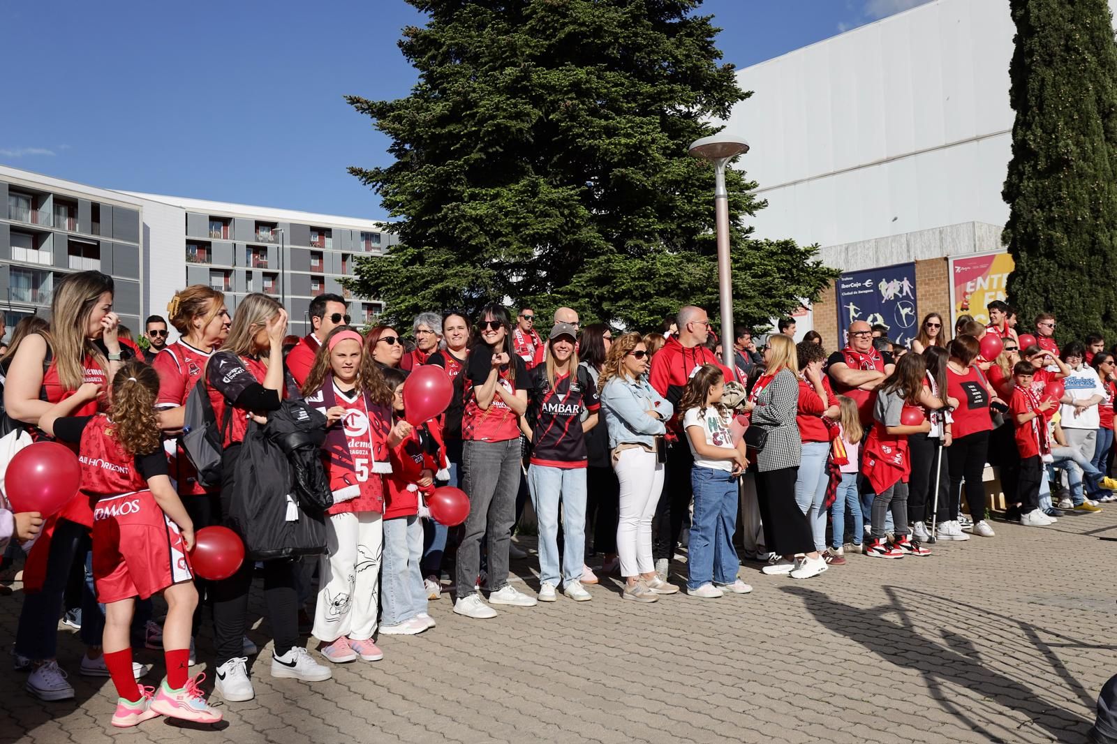 En imágenes | Así ha sido el recibimiento de las jugadoras del Casademont Zaragoza a su llegada al Príncipe Felipe