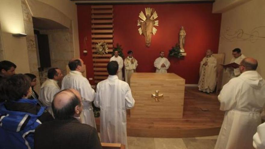 El obispo bendice la renovada capilla del Seminario