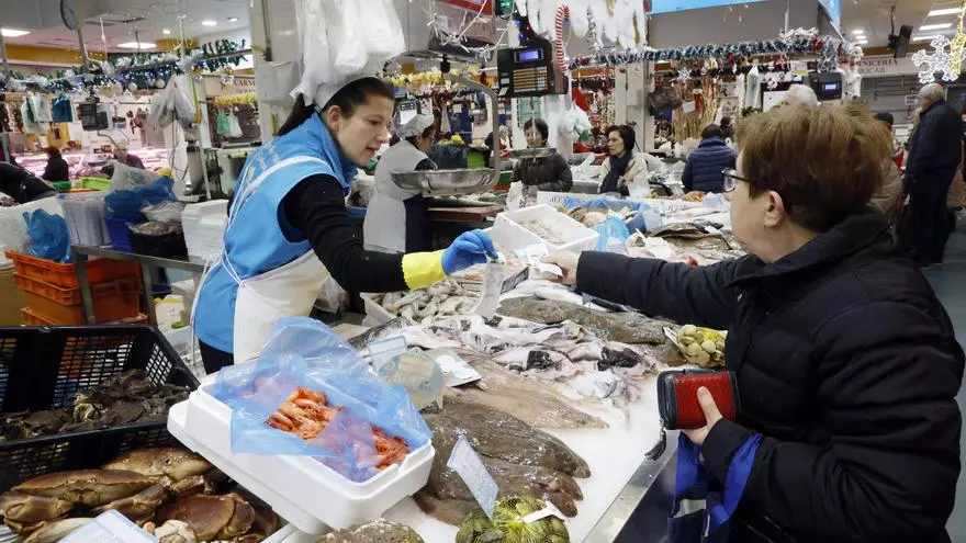 Con el carrito al mercado de O Calvario, en la víspera de Nochebuena: el marisco, producto estrella