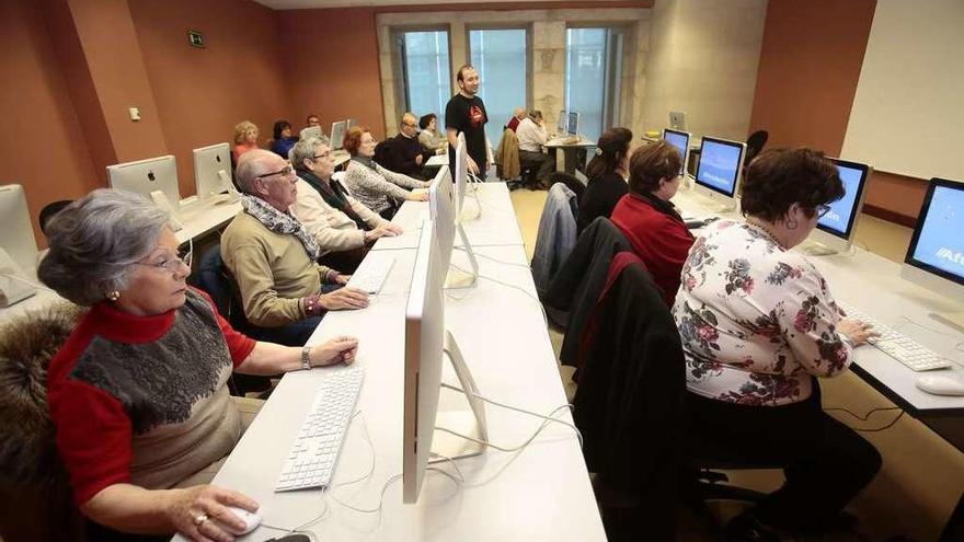 Clase sobre internet en el programa de envejecimiento activo de Afundación, en Vigo. // Adrián Irago