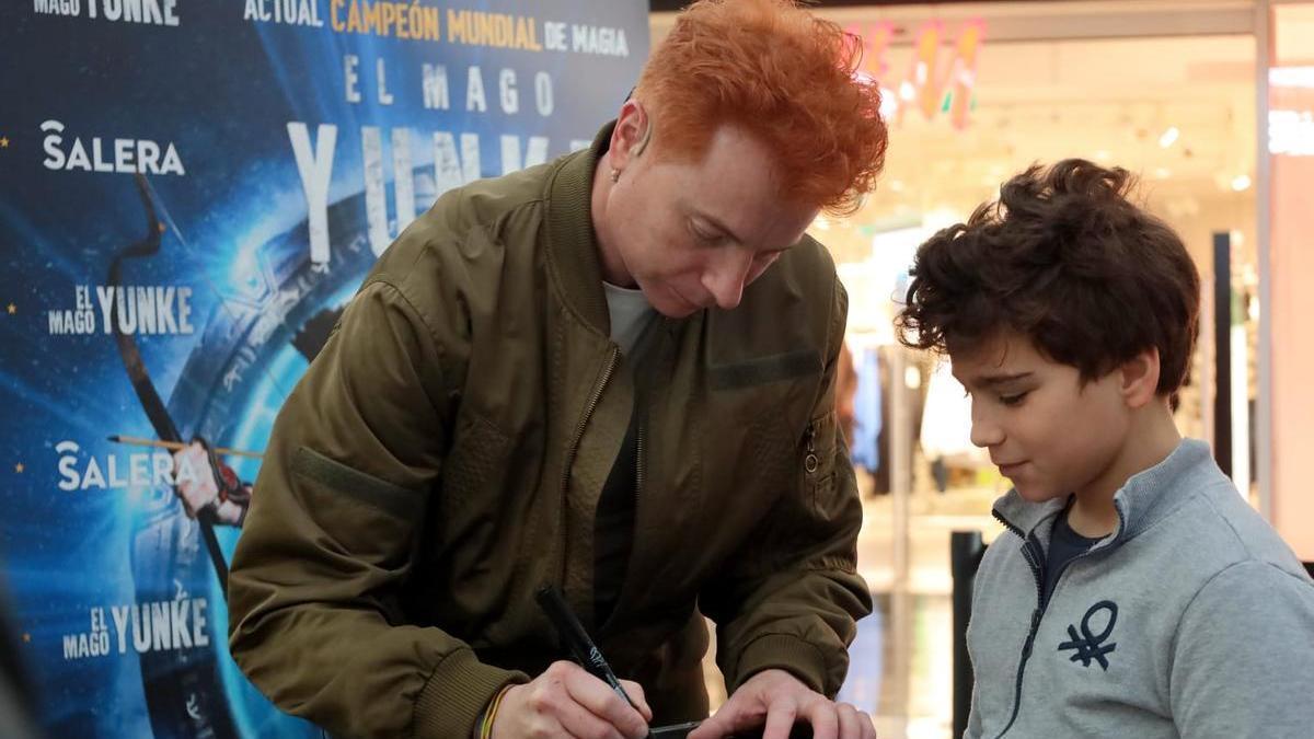 El mago Yunke firma autógrafos en el centro comercial la Salera.