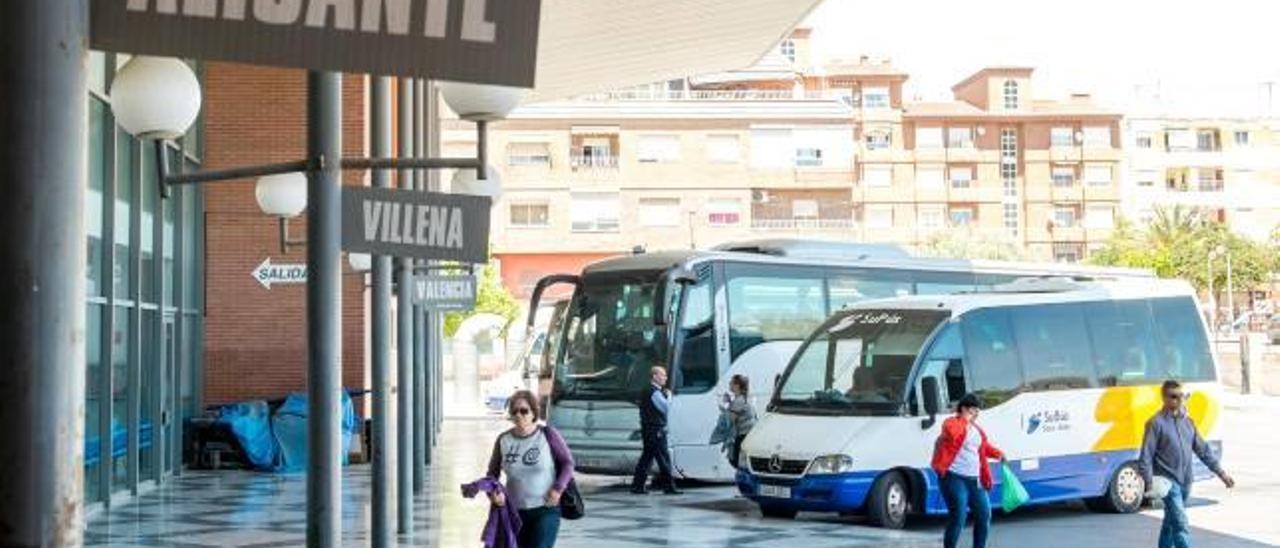 La conexión de los municipios de Elda y Petrer con Alicante mediante el autobús de línea sigue siendo insuficiente.