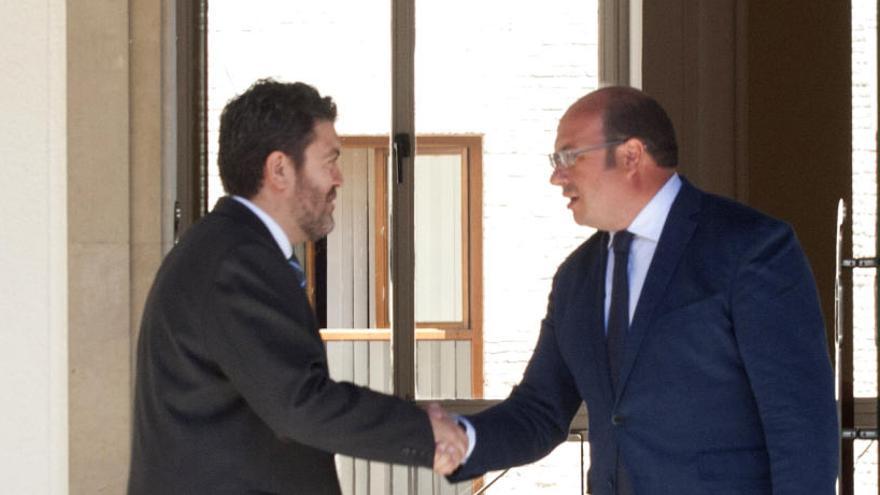 El presidente regional y el portavoz de C´s se dan la mano durante una reunión en San Esteban.