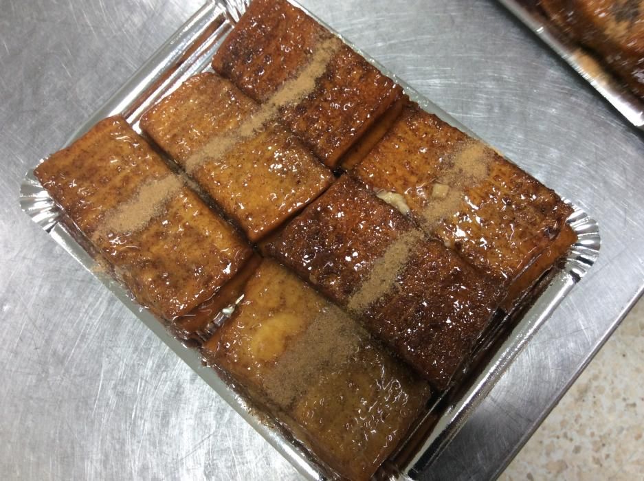 Elaboración de torrijas en el obrador de Tejeros.