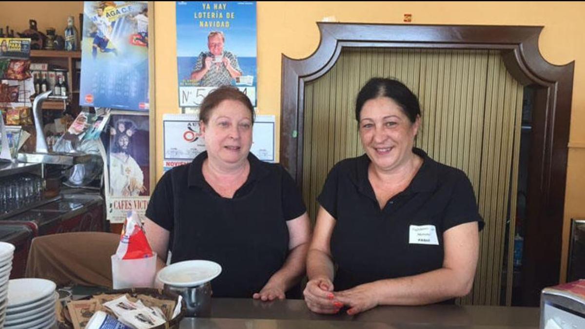 Paqui y Lola García Caparrós en su bar de Fuengirola.