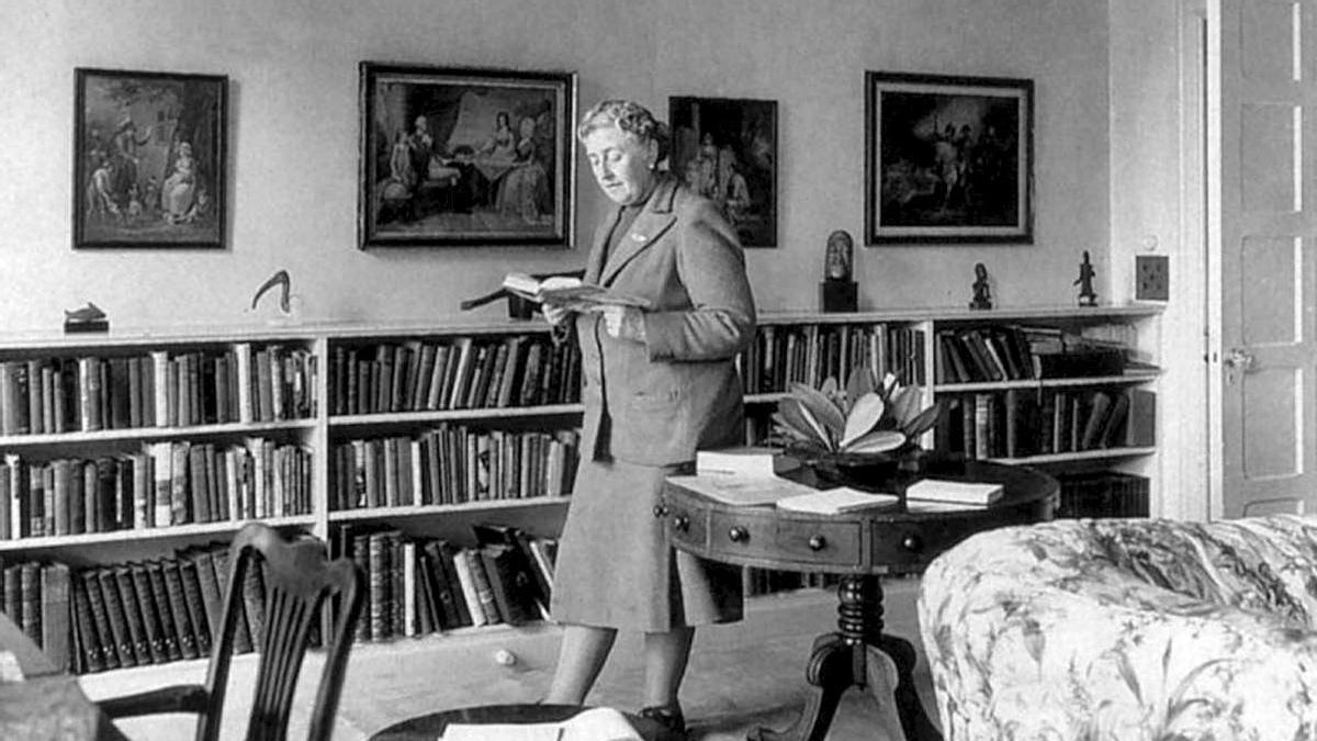 Agatha Christie, en la biblioteca de su casa de campo.