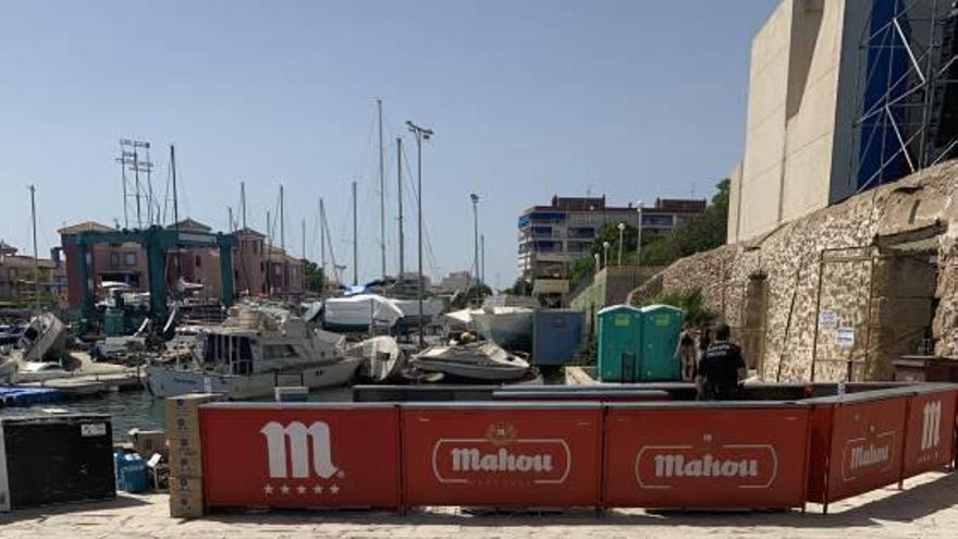 La Policía Local acudió al recinto para pedir los permisos por la barra.