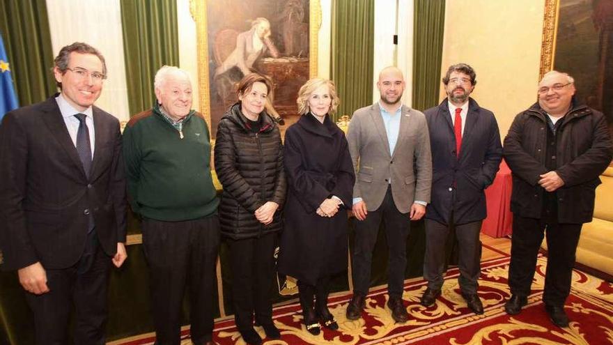 Por la izquierda, Fernando Coto, Luis Pereda, Carmen Moriyón, Blanca Cobián, Jesús Martínez Salvador, Fernando Losada y Alberto Estrada, ayer, en el Ayuntamiento de Gijón.