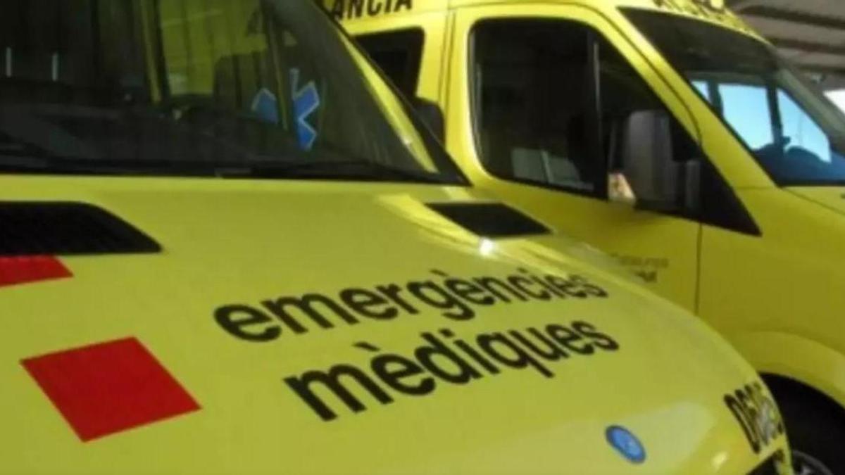 Imatge d'arxiu d'unes ambulàncies del SEM
