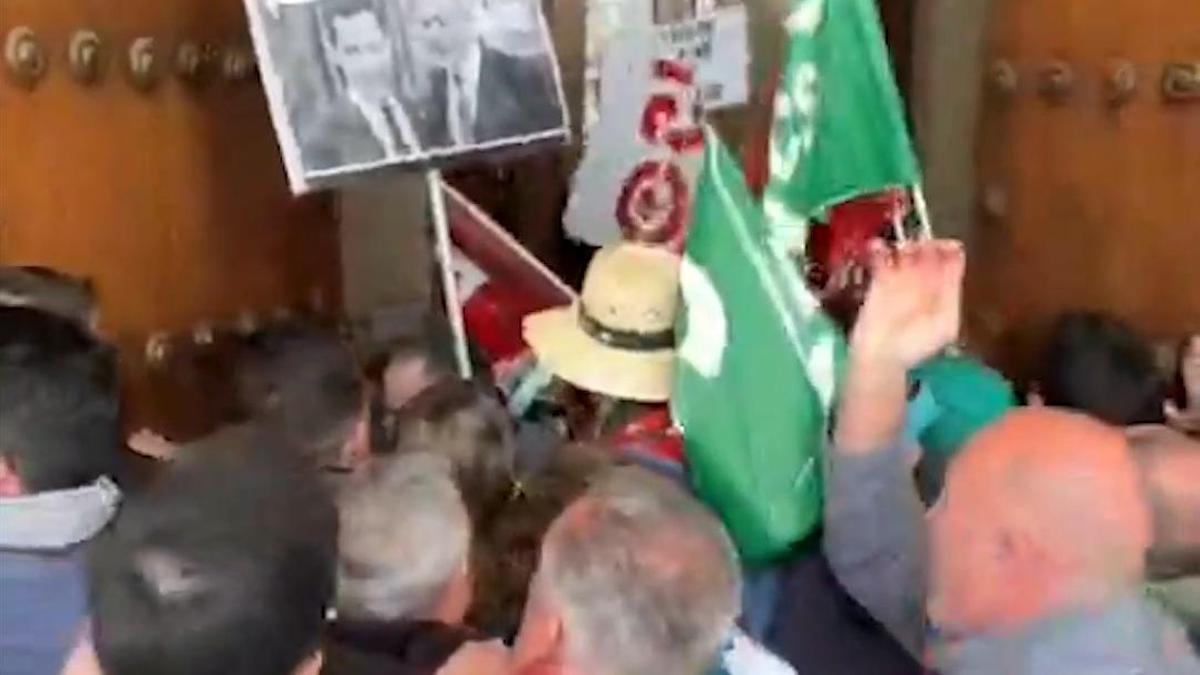 Vídeo | Limpieza de colegios: los sindicatos se encierran dentro del Ayuntamiento de Sevilla