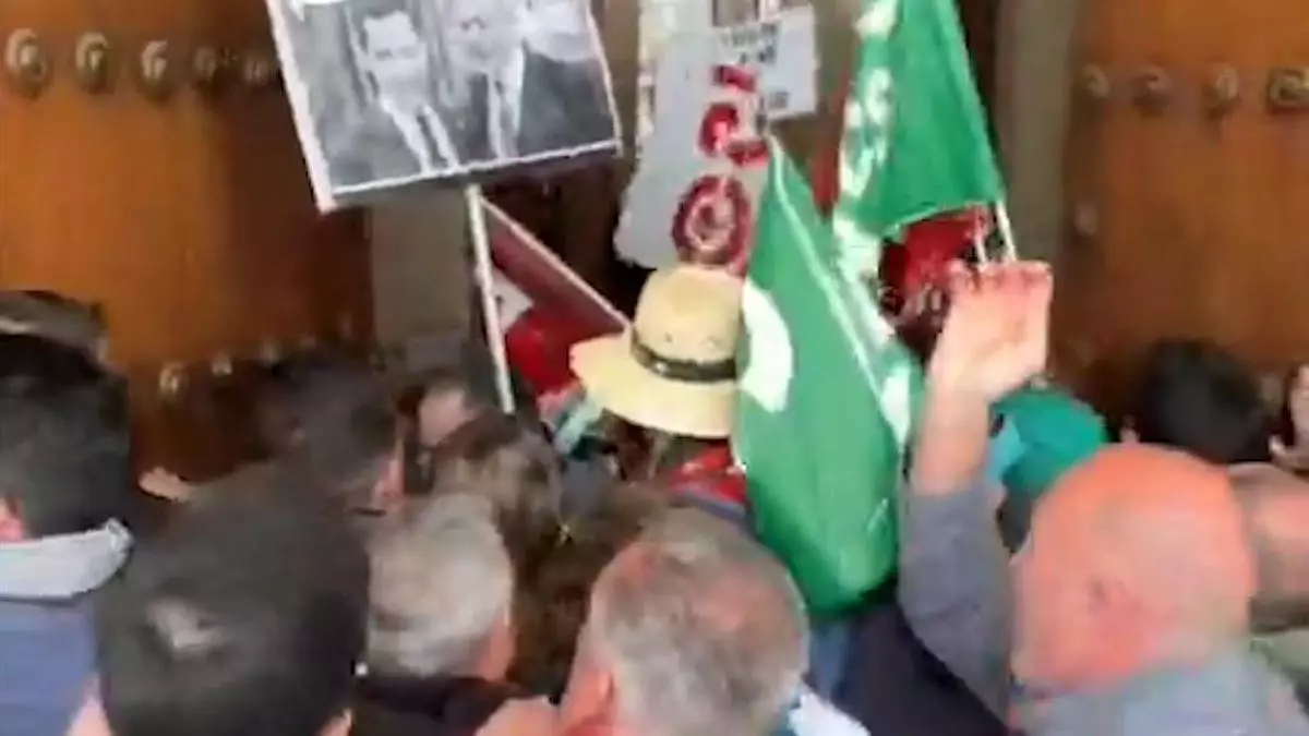 Encierros y empujones dentro del Ayuntamiento de Sevilla: la tensión por la privatización de la limpieza de colegios llega al límite
