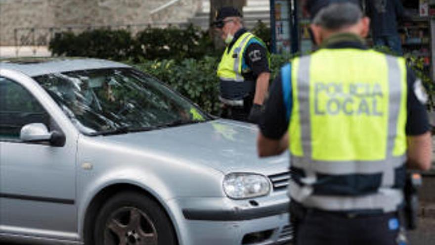 Agentes de la Policía Local de Santa Cruz durante un control del estado de alarma.