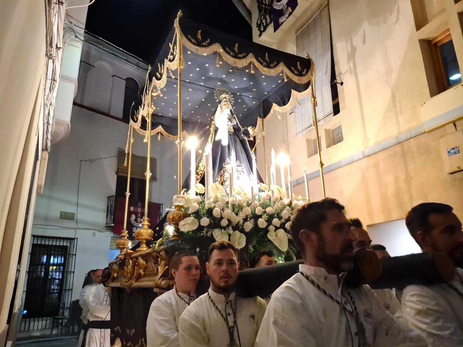 La grandiosa Semana Santa de Pego: todo el pueblo sale a la calle en la procesión del Santo Entierro