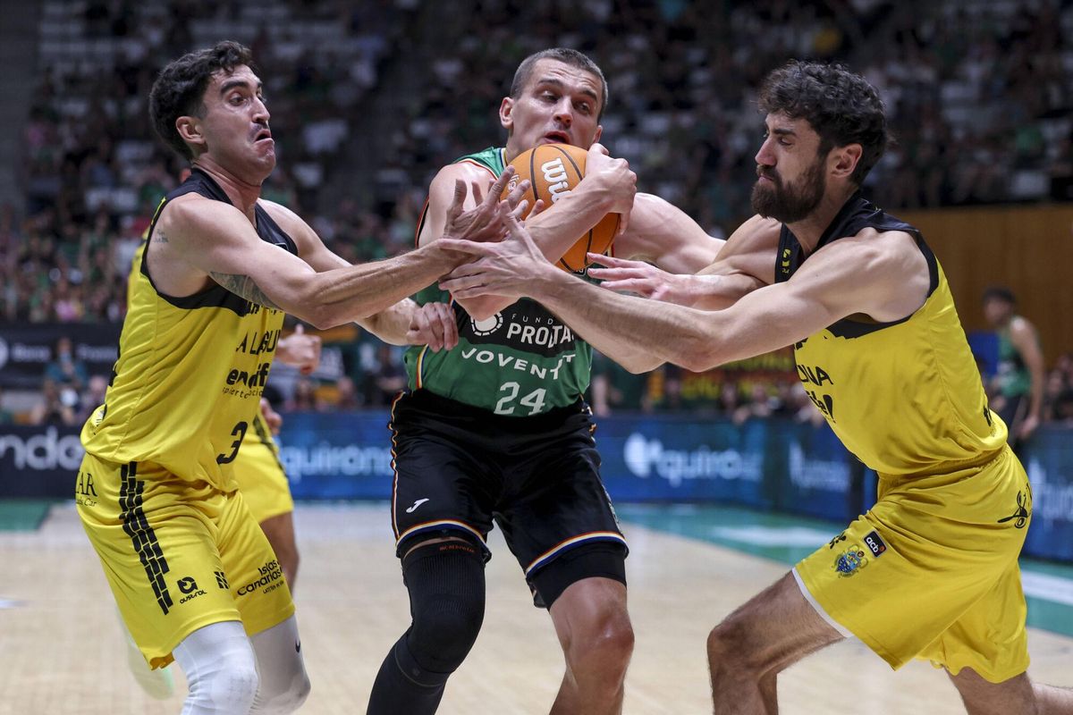Grazulis pugna con dos jugadores del Tenerife.