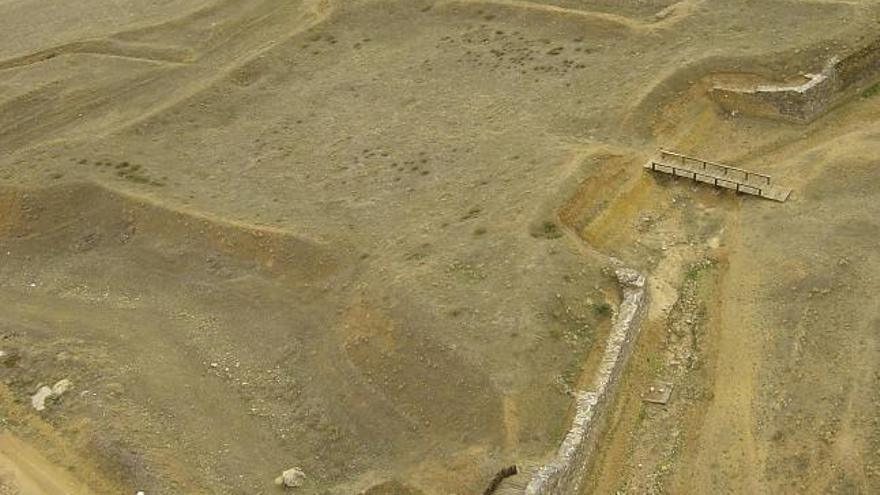 Parte del muro y puente de la edificación defensiva.