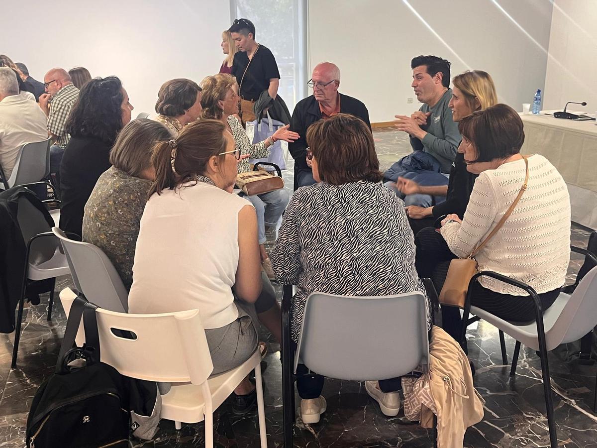El Primer Teniente de Alcalde de Paiporta, Vicent Císcar, comparte ideas con uno de los grupos de trabajo.