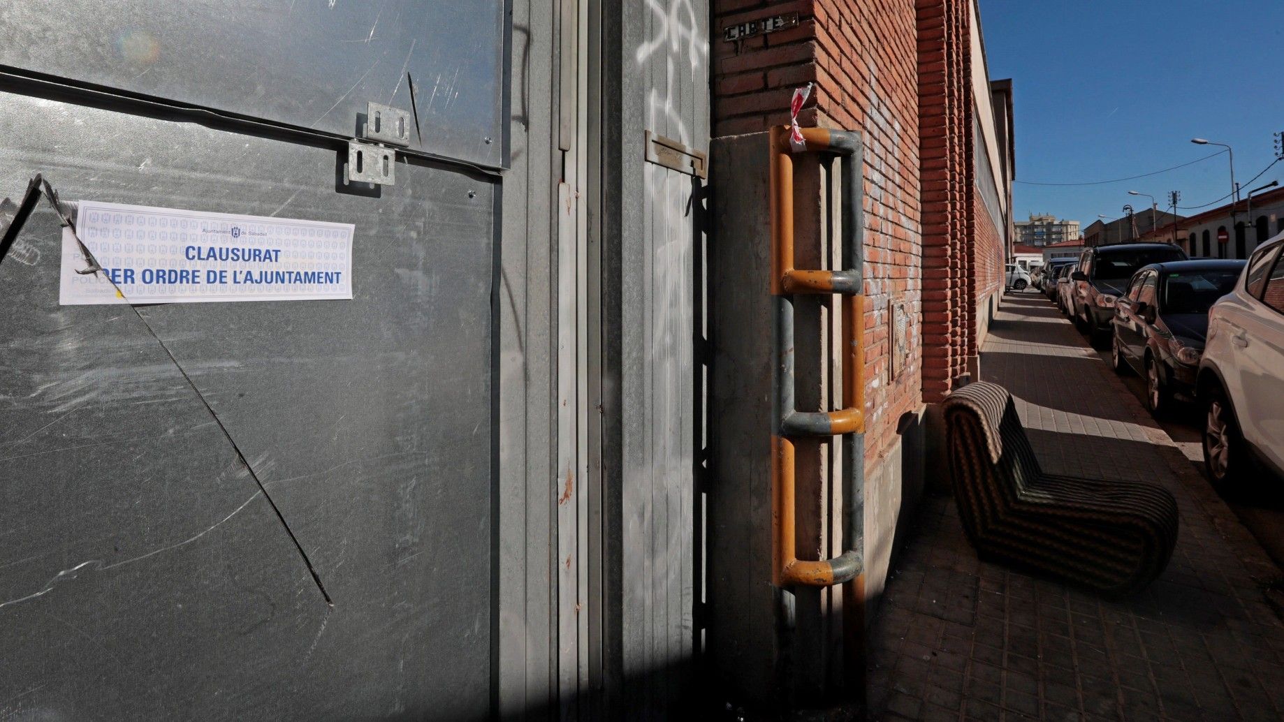 Vista de la nave industrial abandonada en la calle Germans Farguell 34-36 del barrio Can Feu de Sabadell donde presuntamente se produjo la violación múltiple, en febrero de 2019.